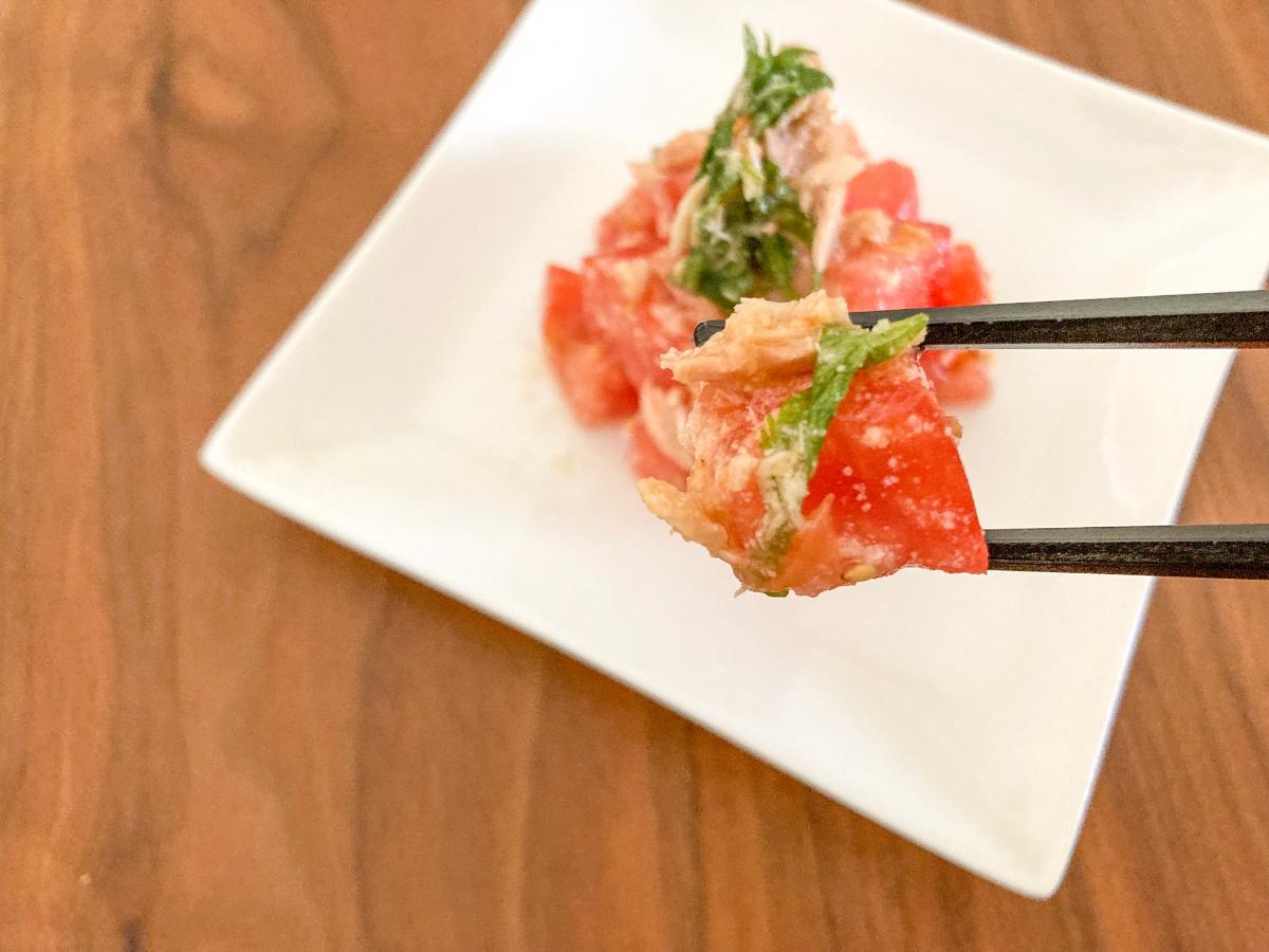 箸で持ち上げたトマトとツナ缶の粉チーズ和え