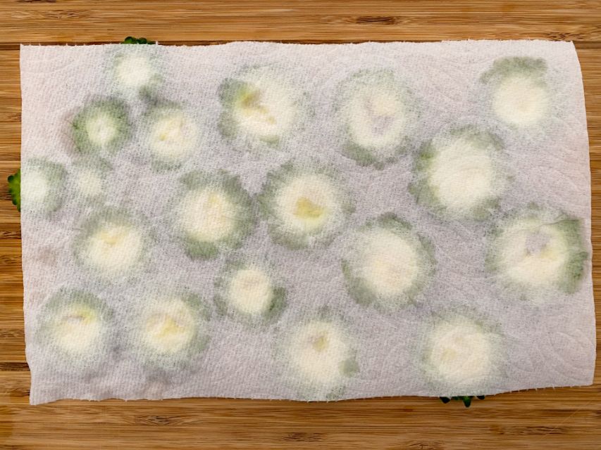 キッチンペーパーで水気を取る