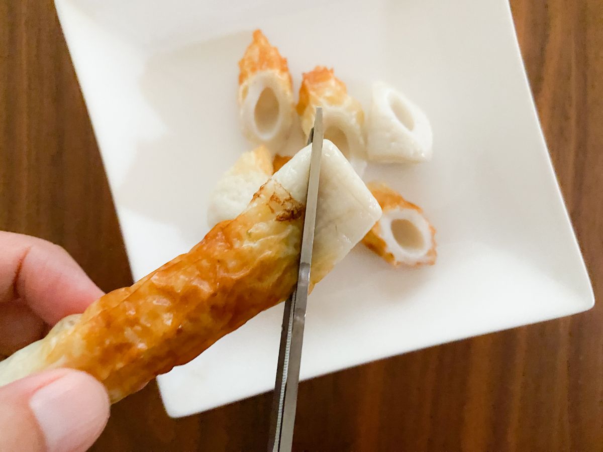 キッチンバサミでちくわを切る様子