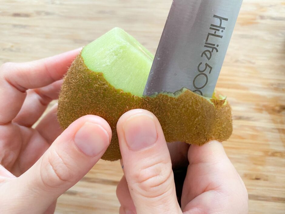 包丁不要!キウイの皮を薄く剥く裏ワザ!誰でも簡単にできる方法 | ぱるとよ 食材ブログ