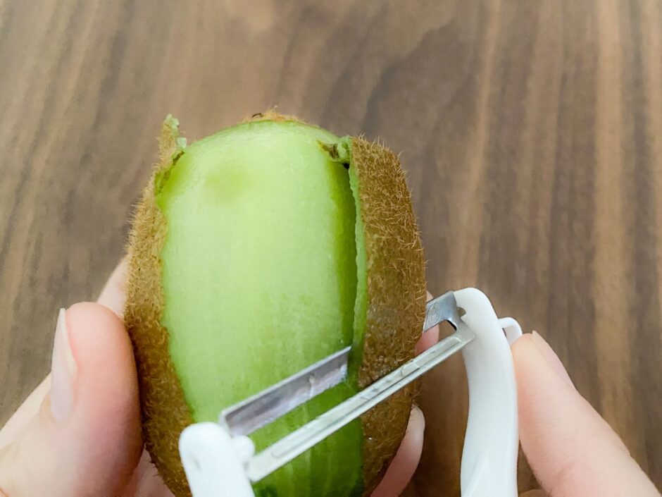 包丁不要!キウイの皮を薄く剥く裏ワザ!誰でも簡単にできる方法 | ぱるとよ 食材ブログ