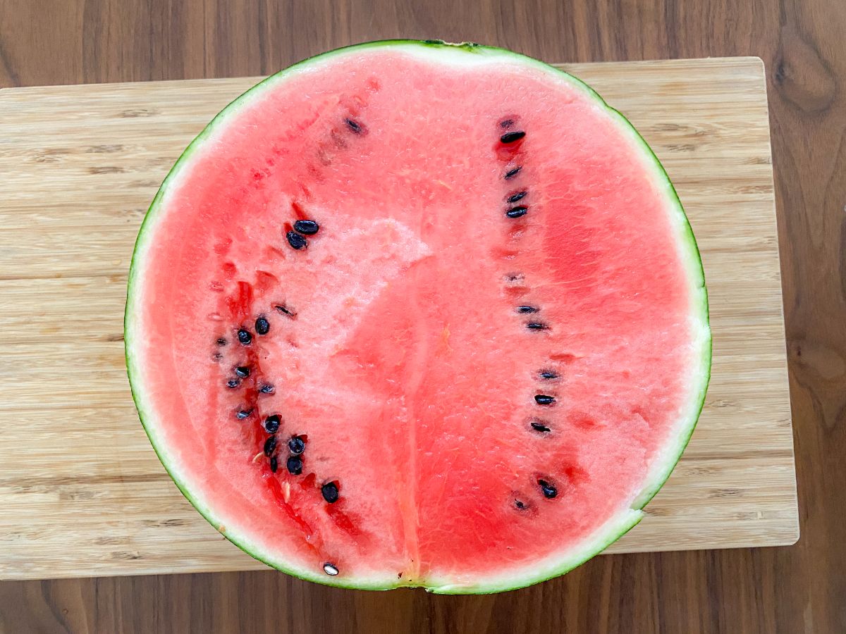 半分に切ったスイカ」そのまま冷蔵庫はNG!? 元スーパー店員が教える
