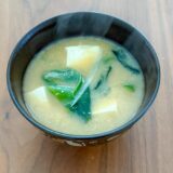 いつものみそ汁に足すだけ。タンパク質と食物繊維も摂れて、腸活を支えてくれる魔法の粉とは？