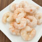 【冷凍エビ】解凍しても臭くない！「透明の液体」につけるだけでプリプリになる下処理術
