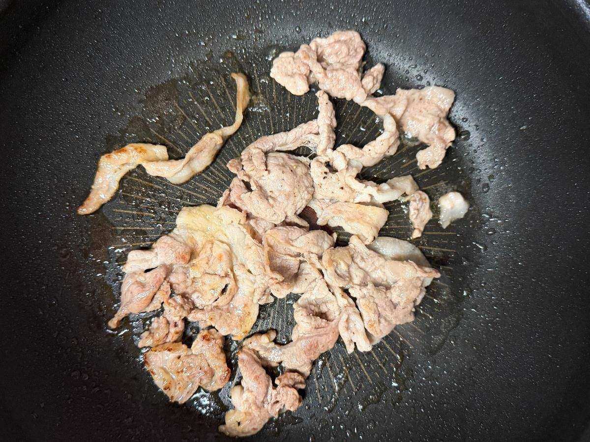 豚こま肉を炒める