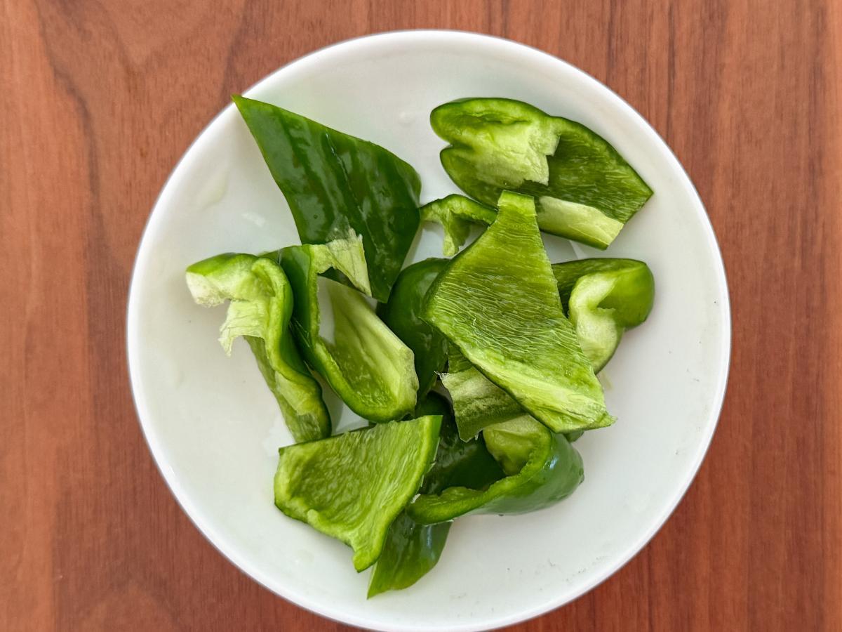 ピーマンを乱切りにする