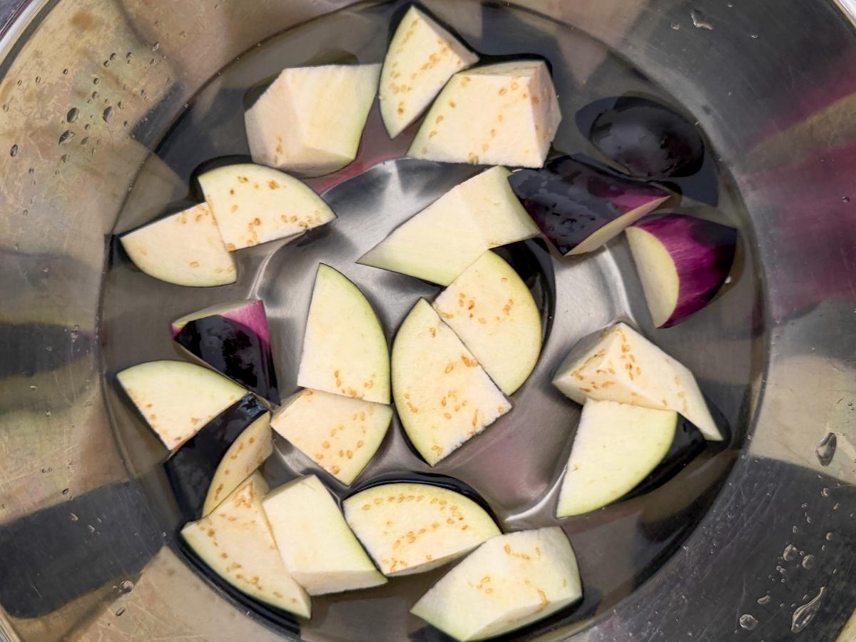 なすを水に浸してアク抜き