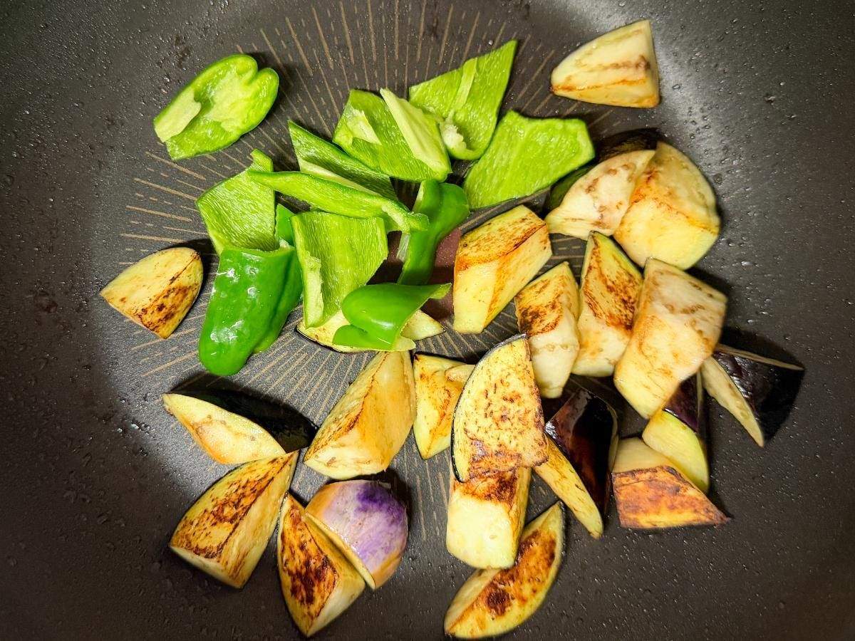 なすとピーマンを炒める