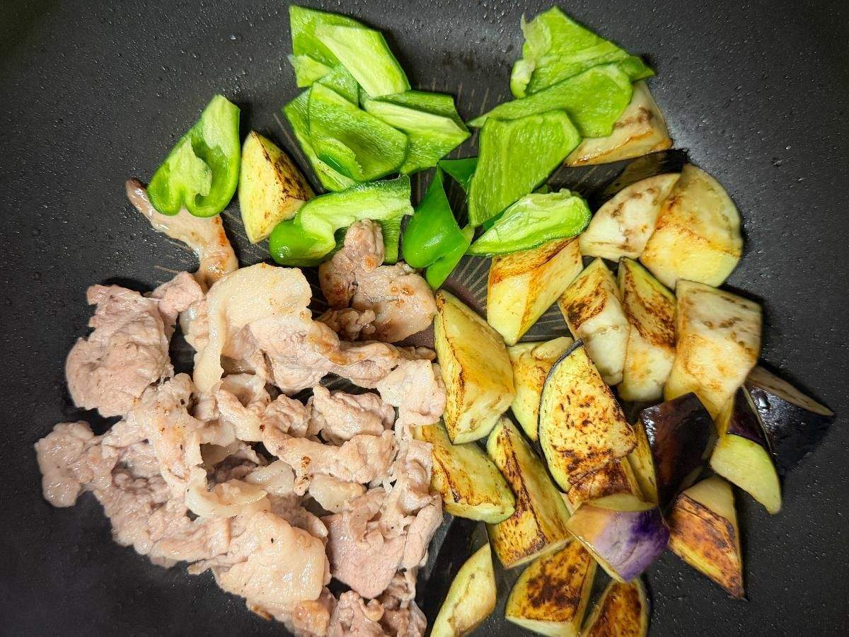 豚肉を戻し入れる