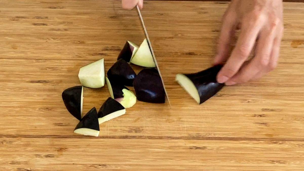 ナスを乱切りにする