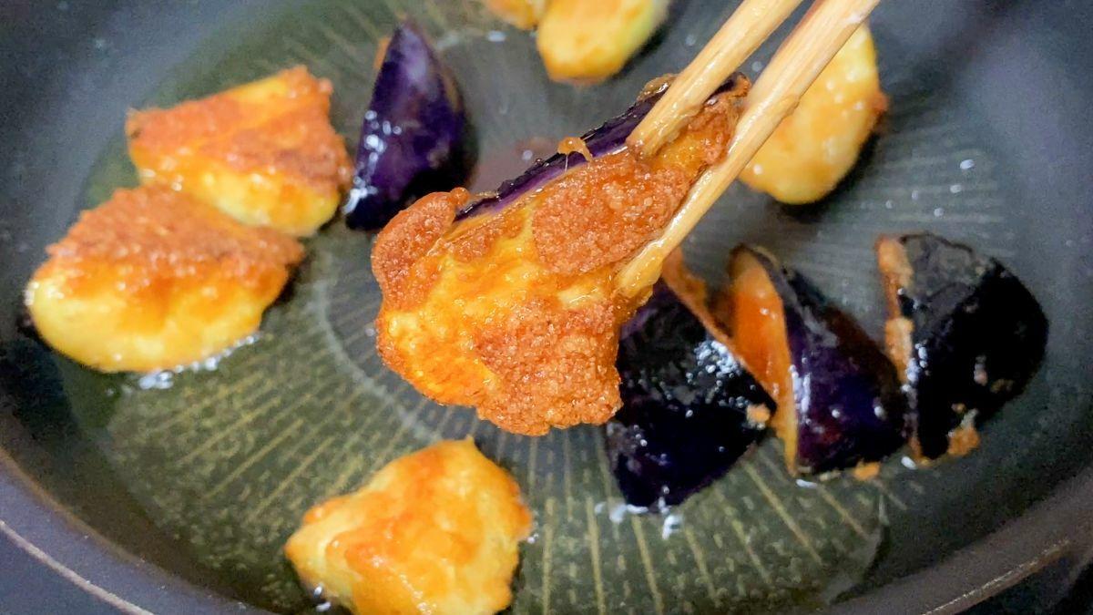 フライパンで揚げ焼きにする