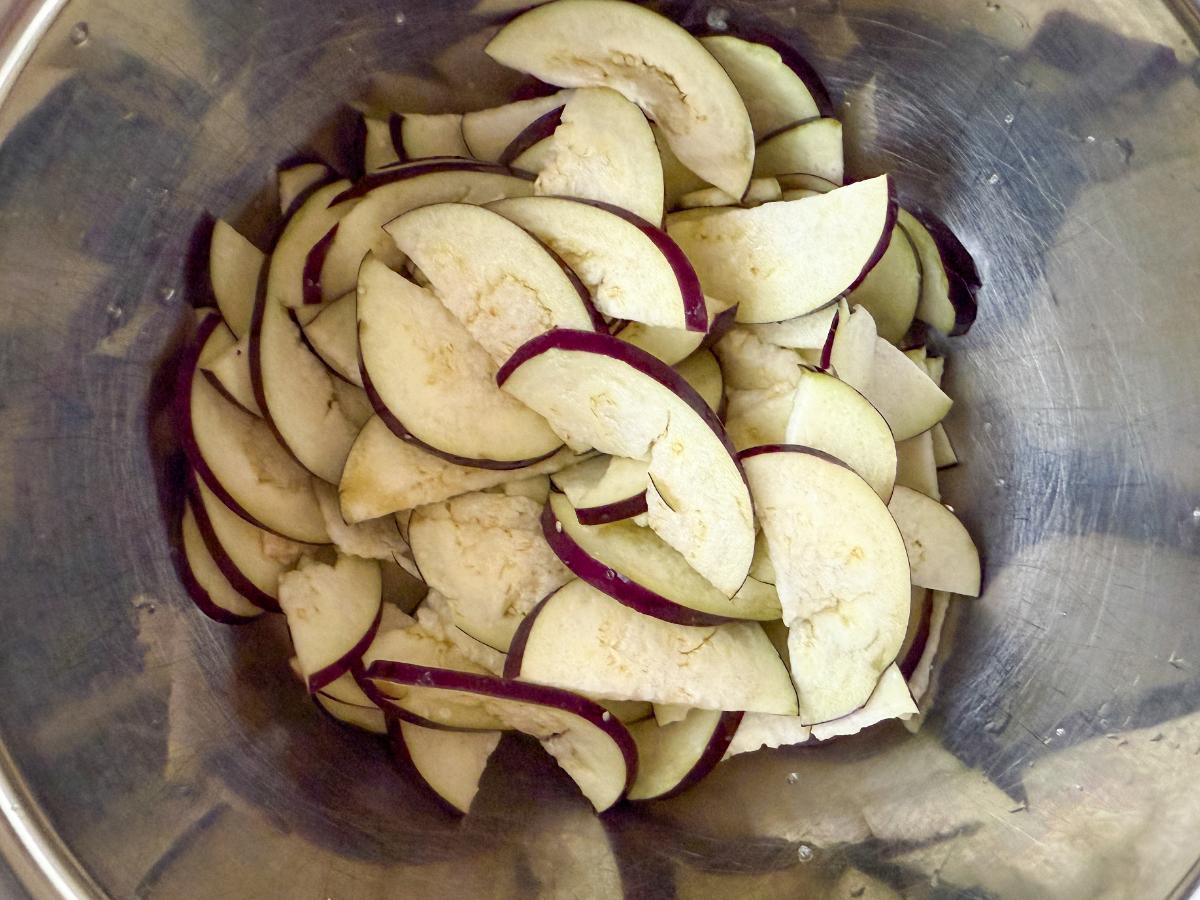 なすを斜め薄切りにする