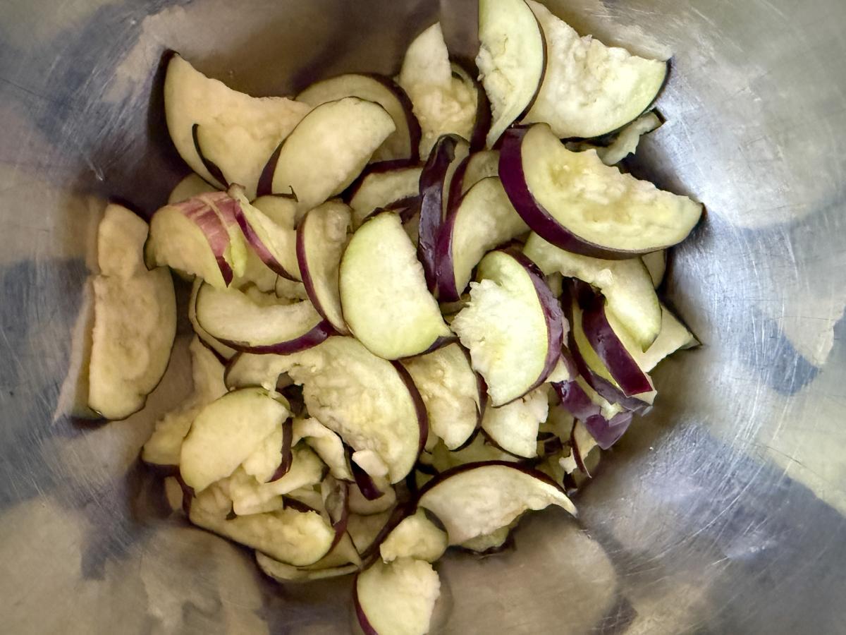 なすの水気をしっかり絞る