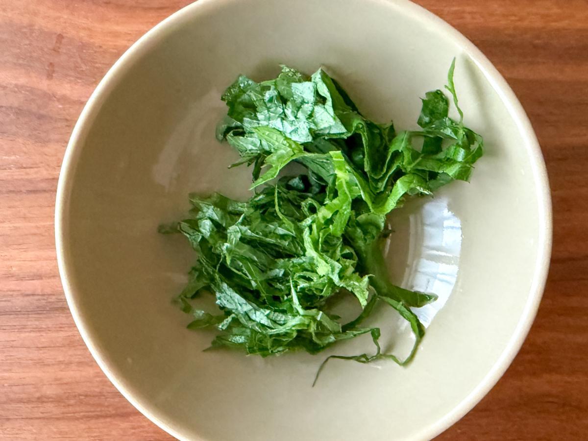 大葉を細切りにする