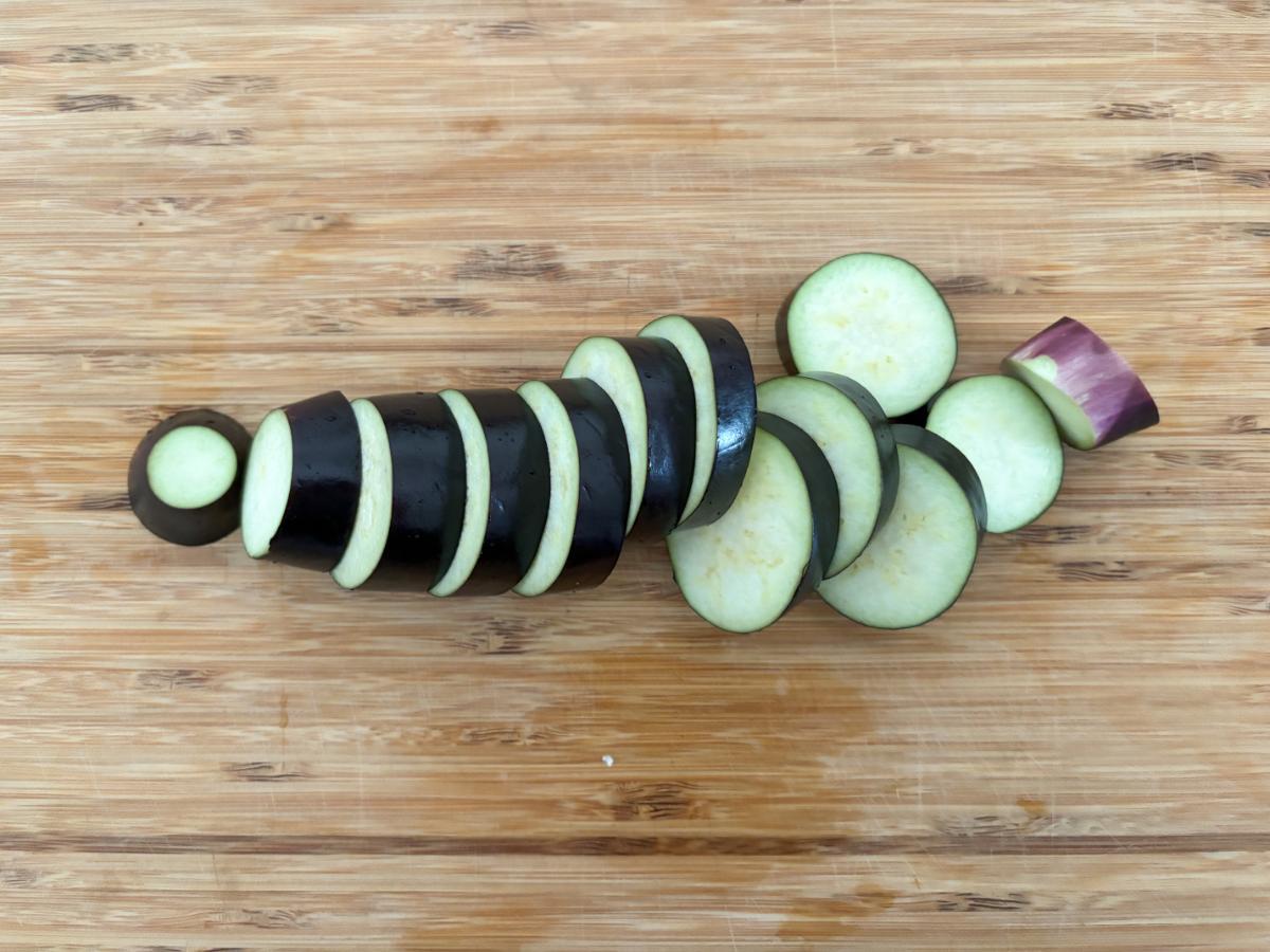 なすを輪切りにした様子