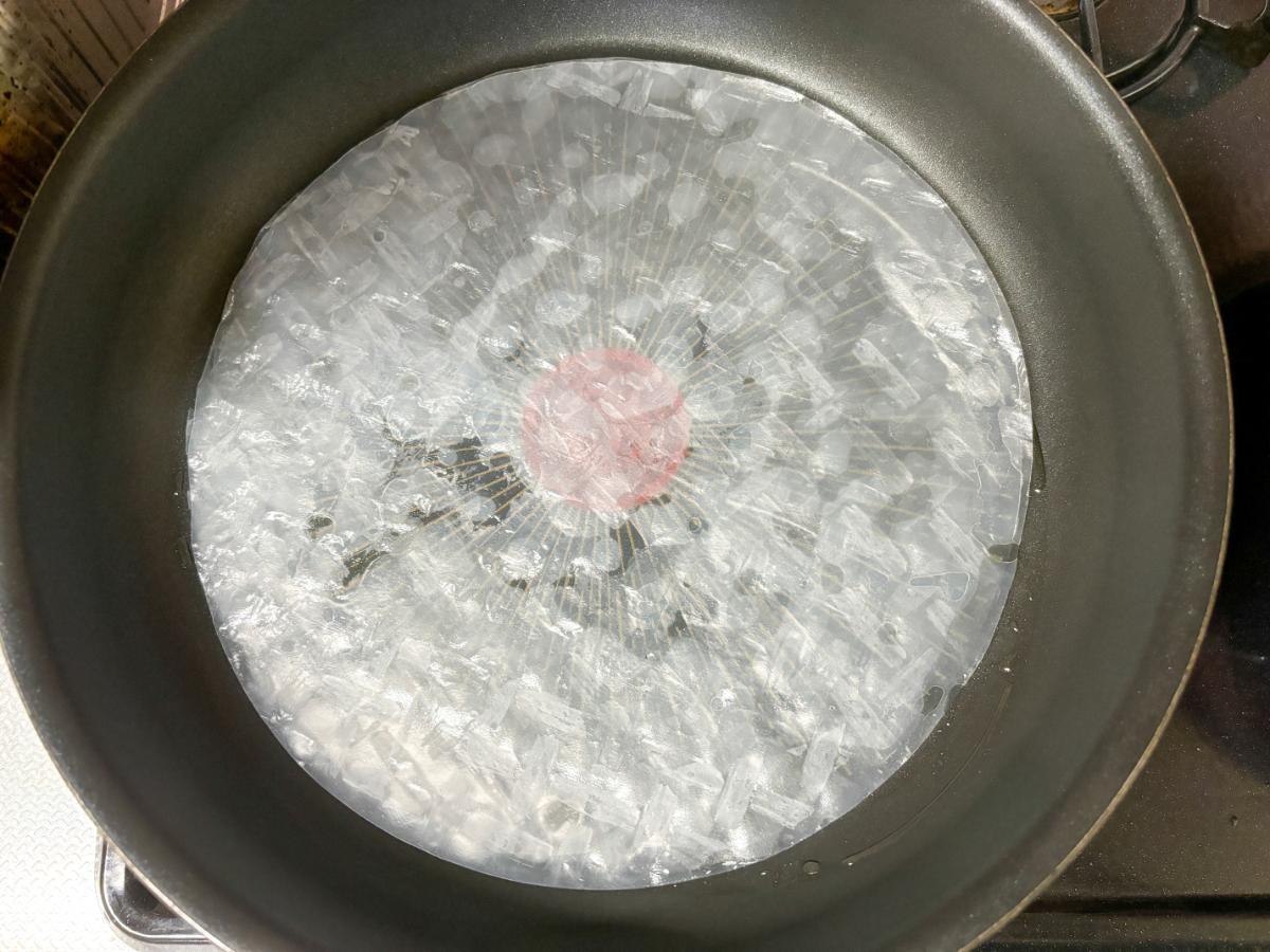 生春巻きの皮をフライパンに広げた様子