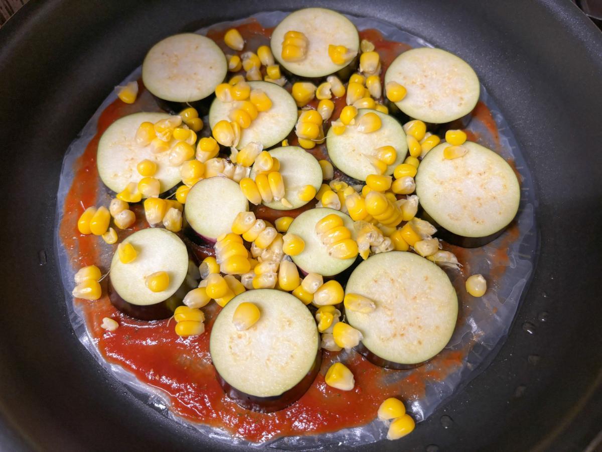 なすとコーンをのせた様子