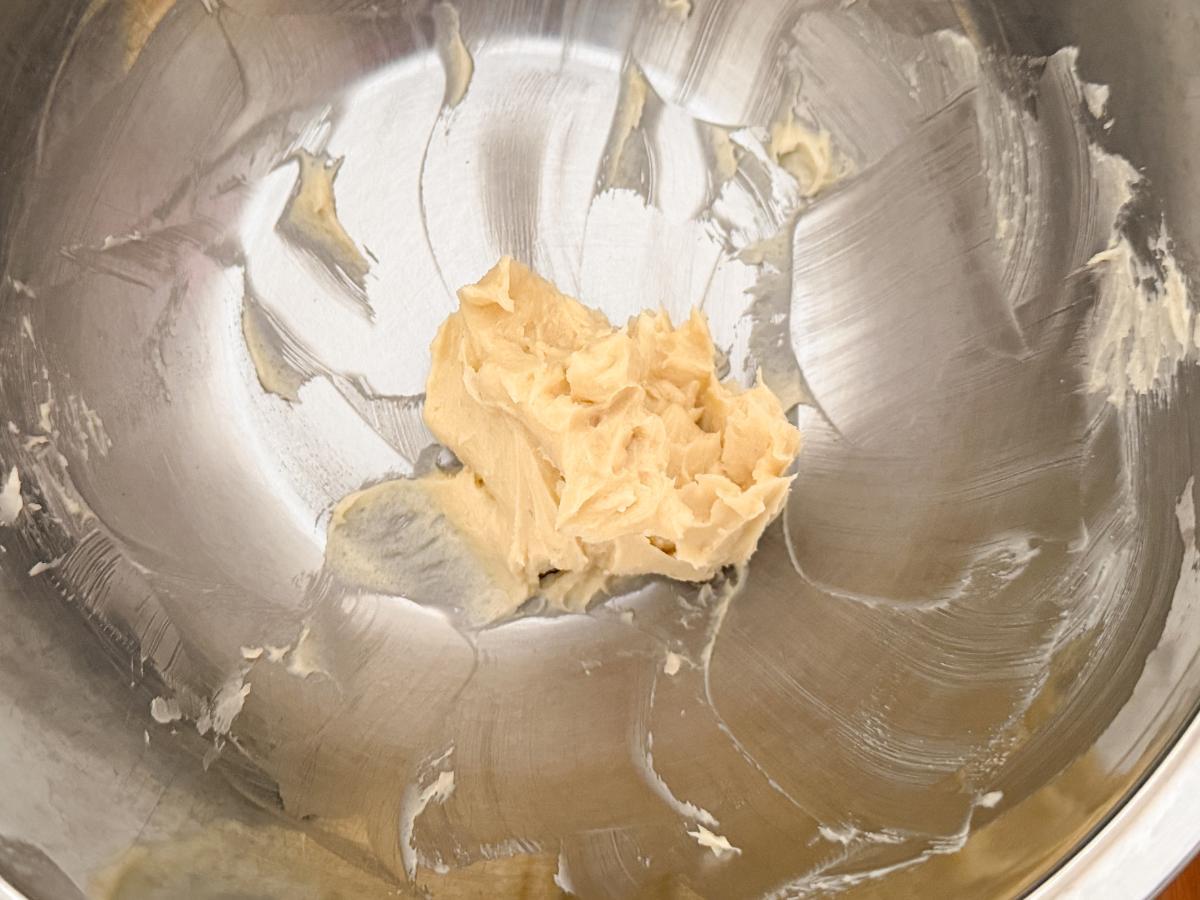 バターと砂糖を混ぜる