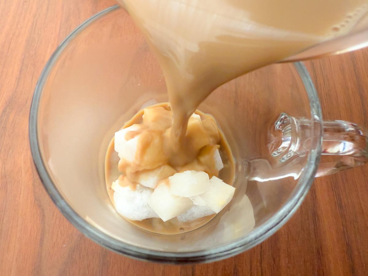 コーヒー豆乳を注ぐ