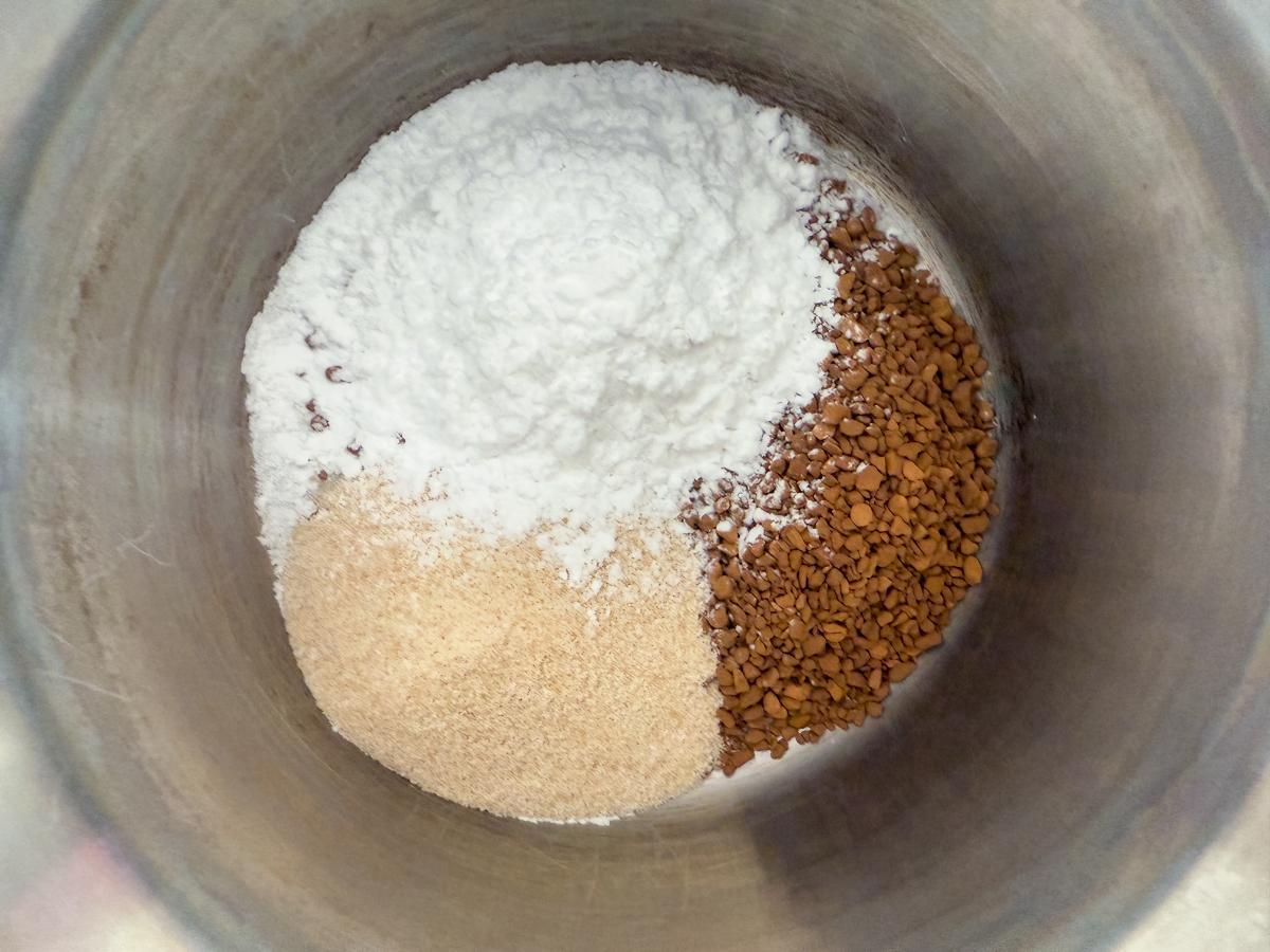 材料を鍋に入れる