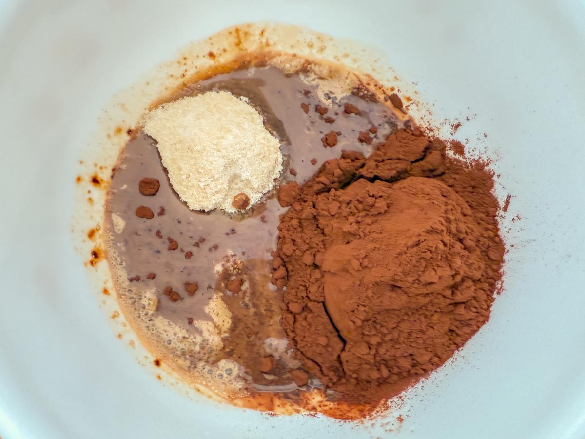 ココアパウダーときび砂糖を加える