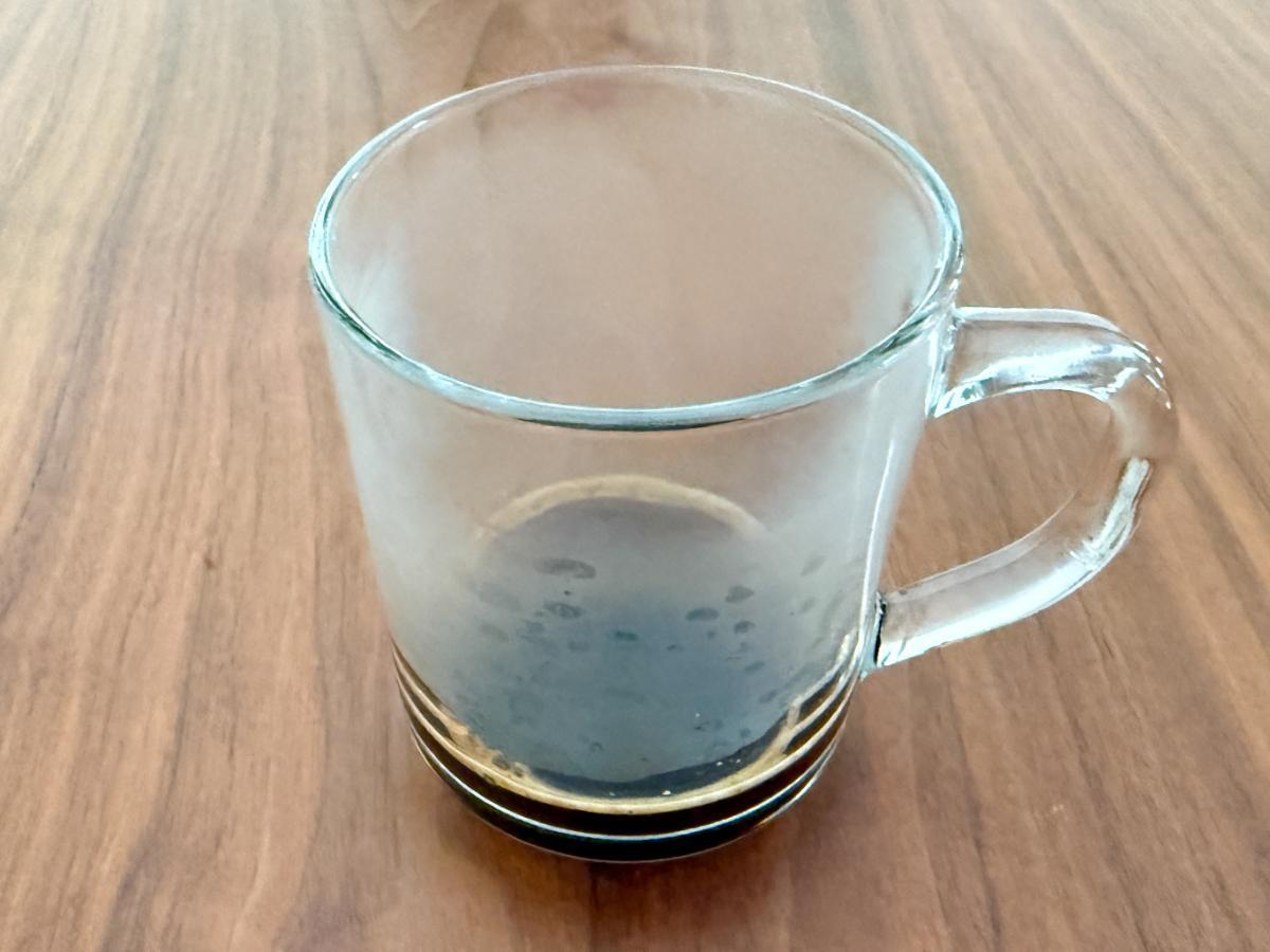 コーヒーをお湯で溶かす