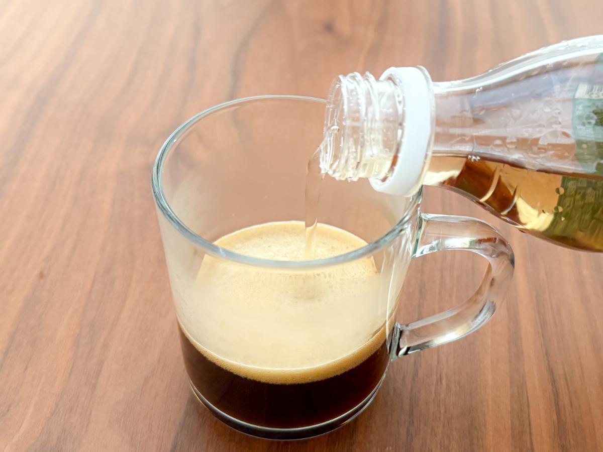 ジンジャーエールを注ぐ