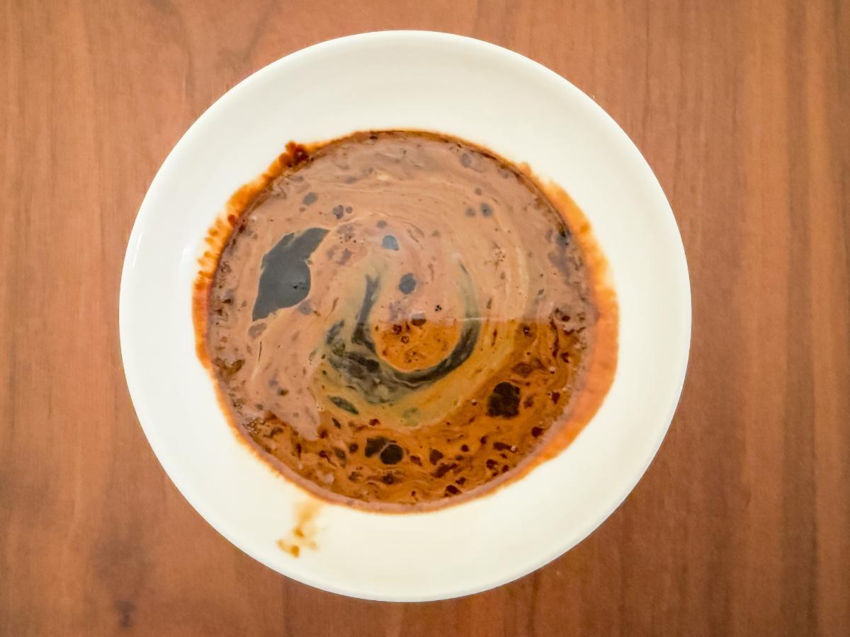 コーヒーをお湯で溶かす