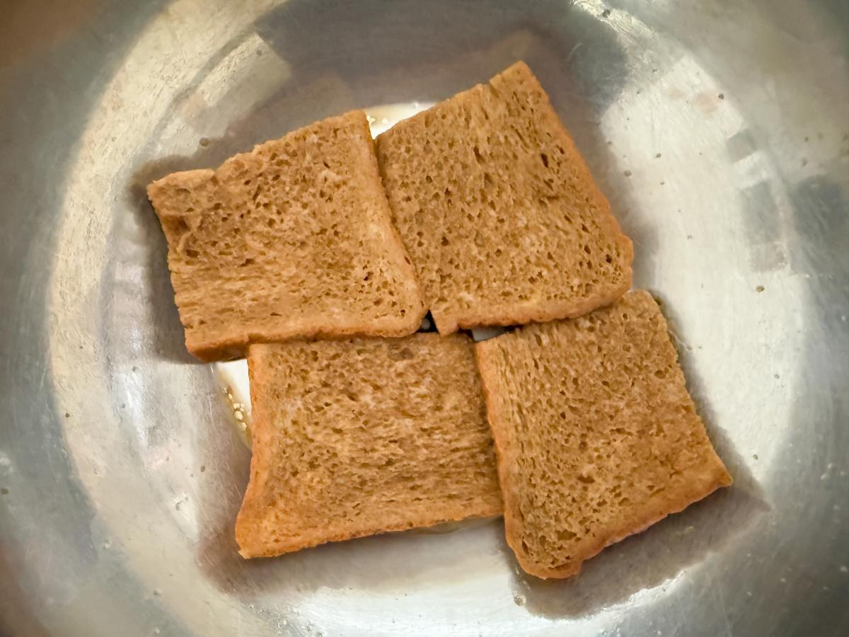 食パンを卵液に浸す