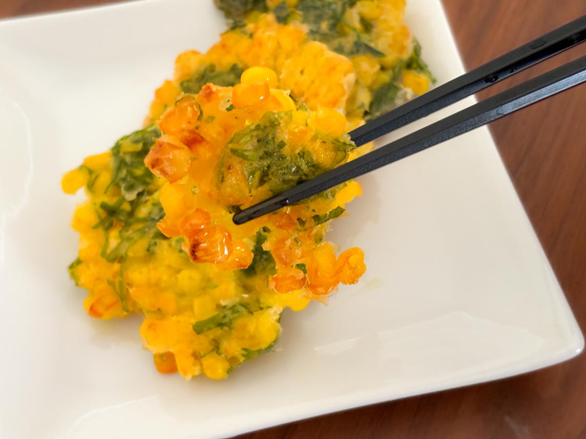 とうもろこしと大葉のお焼き・箸で持ち上げ