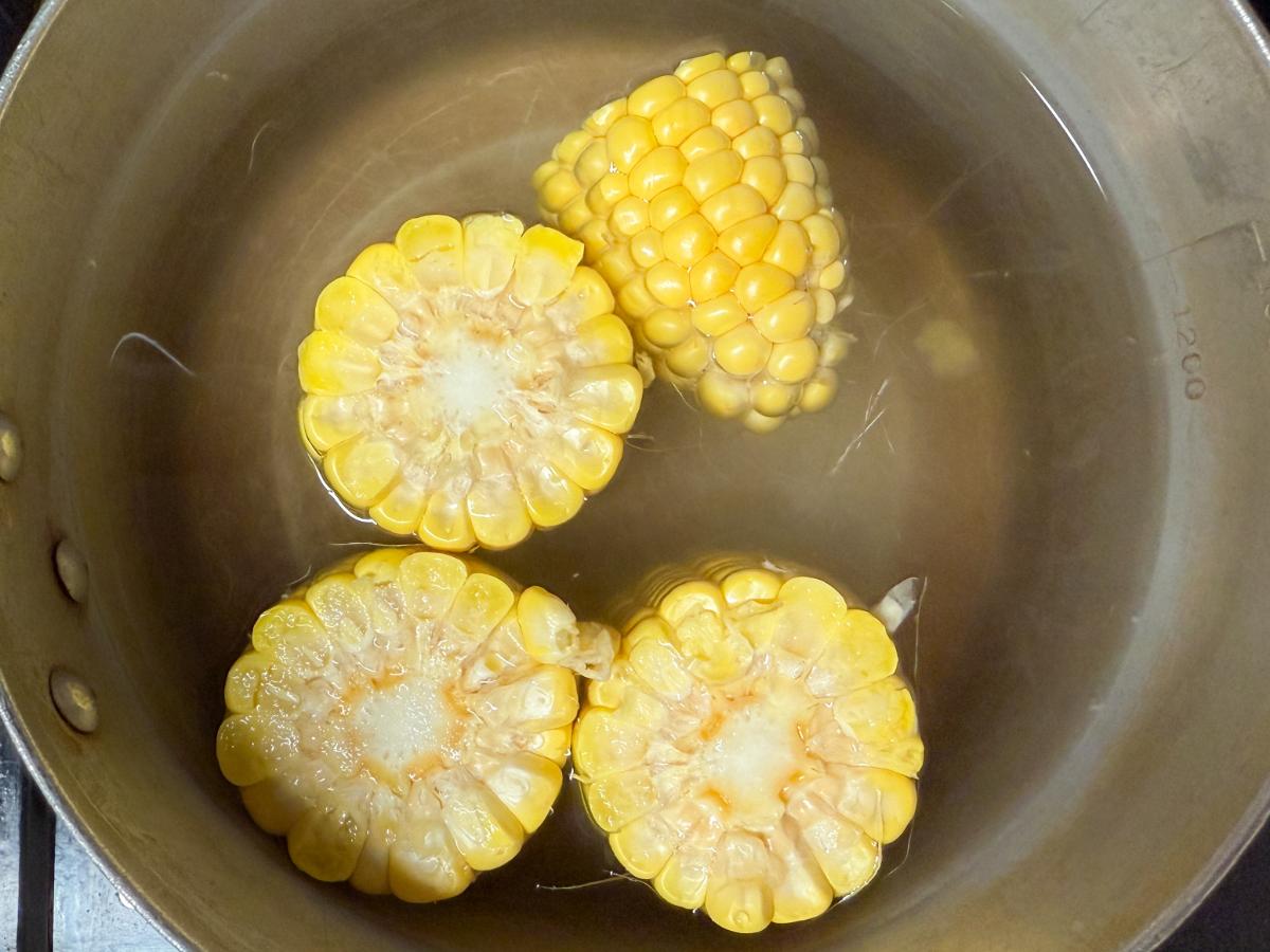 とうもろこしを鍋で下茹でしているところ
