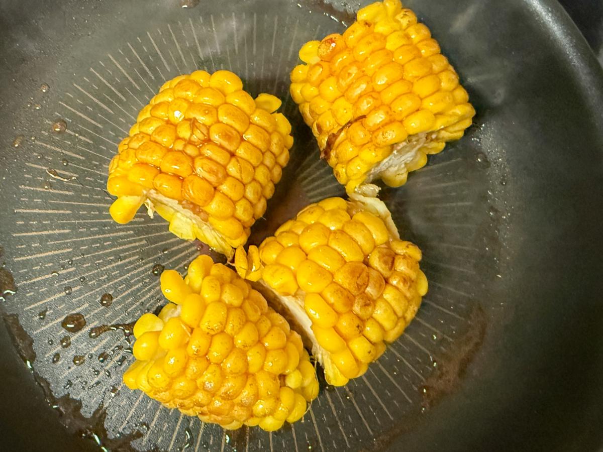 とうもろこしにしょうゆを絡めて焼いているところ