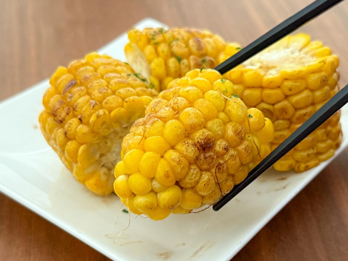 とうもろこしのバター醤油焼き・箸で持ち上げ