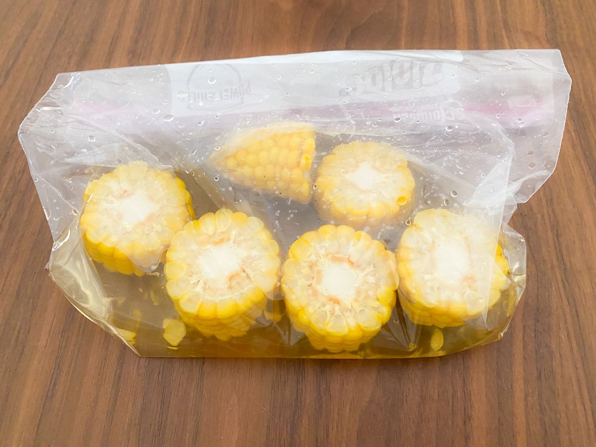 とうもろこしを白だし漬け汁に漬け込んでいるところ