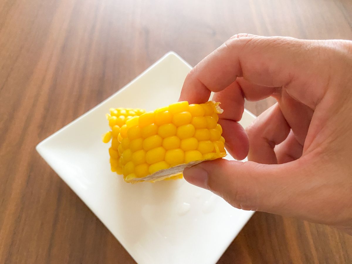 白だし漬けとうもろこし・手で持ち上げ