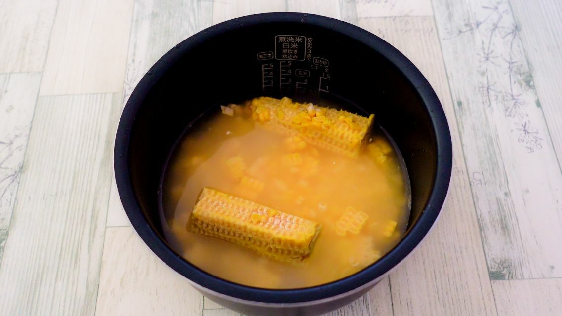 炊飯器にお米ととうもろこしの芯・実を入れたところ