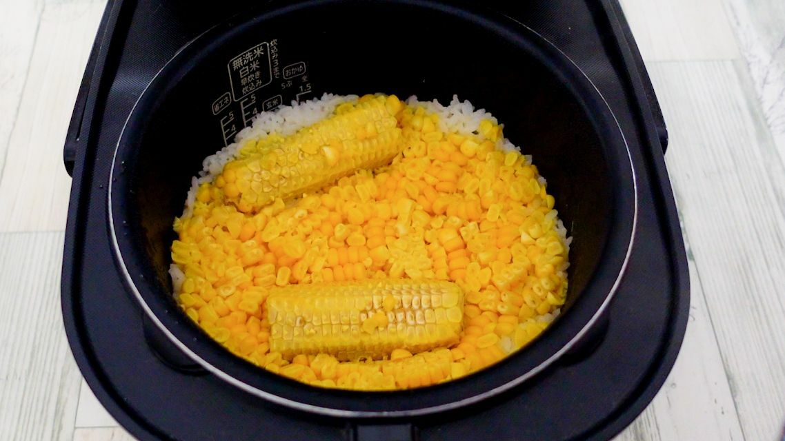 炊飯器にお米ととうもろこしをセットして炊飯前の状態