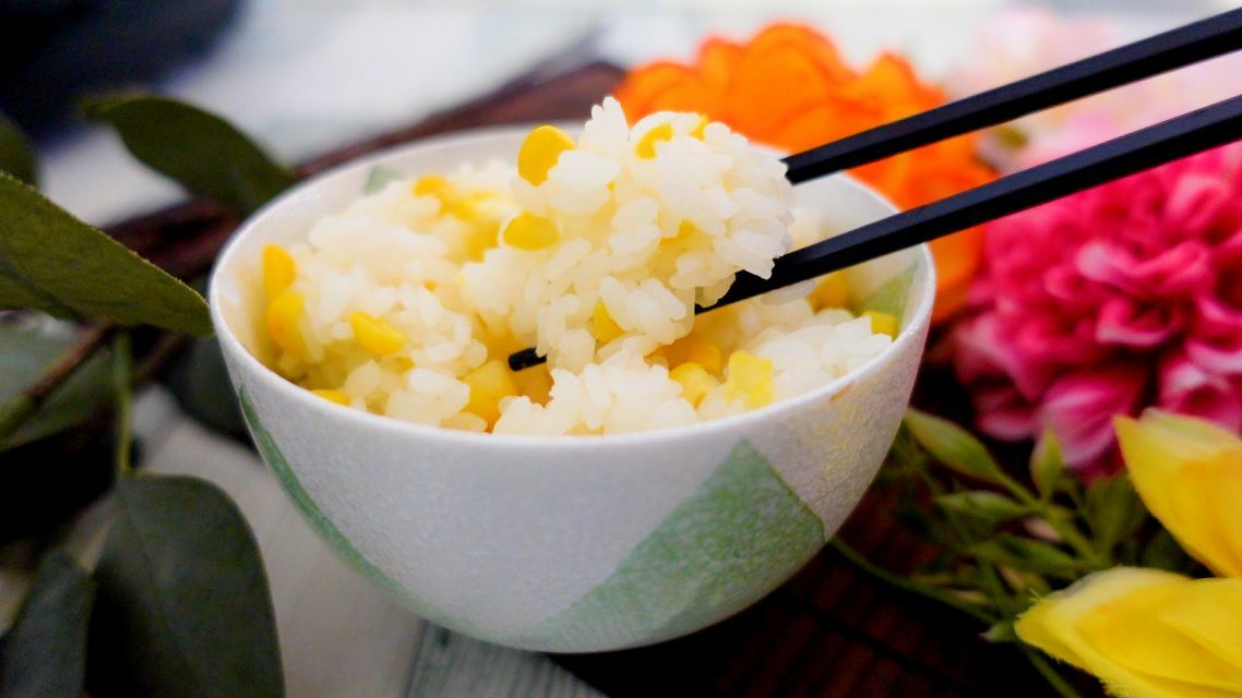 とうもろこしご飯・箸で持ち上げ