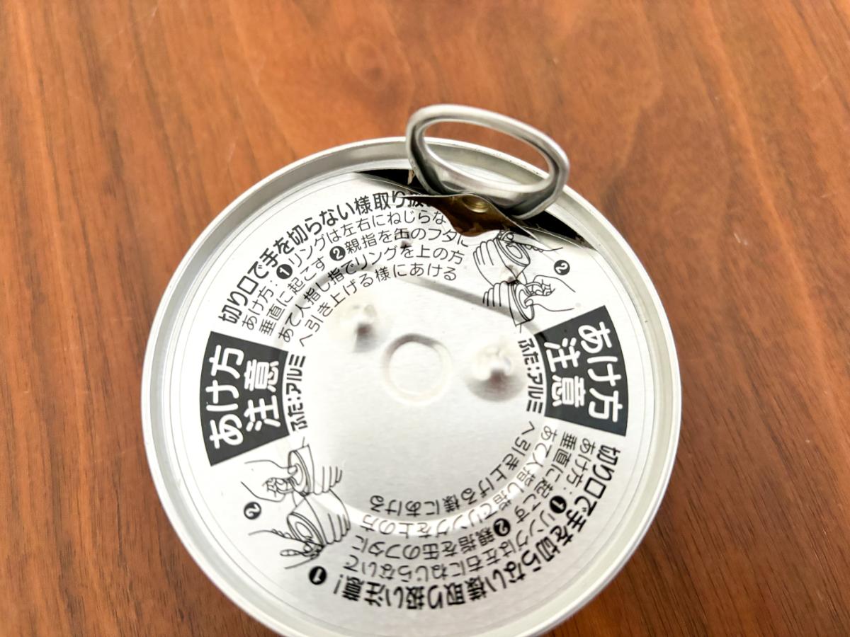 ツナ缶のフタを少しだけ開けた状態