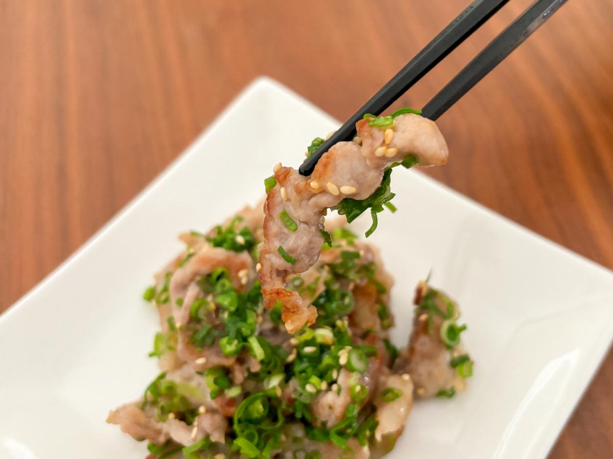 下味をもみ込んでから焼いているので、ひと切れずつにしっかり味が付き、ごはんと一緒に食べたくなる味わいです。