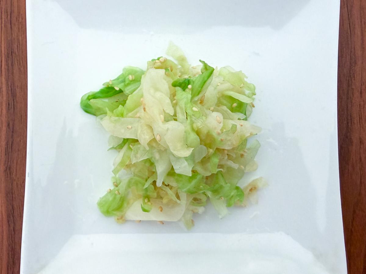 そんなときにご紹介したいのが、さっと茹でたキャベツを白だしといりごまで和える副菜です。