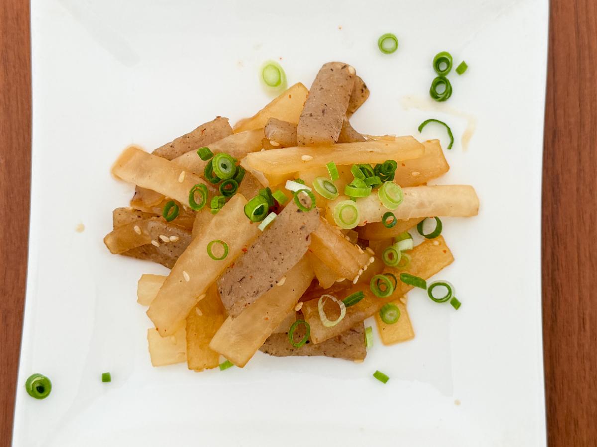 大根とこんにゃくを切ってフライパンで炒め、しょうゆやみりんで味を付けます。