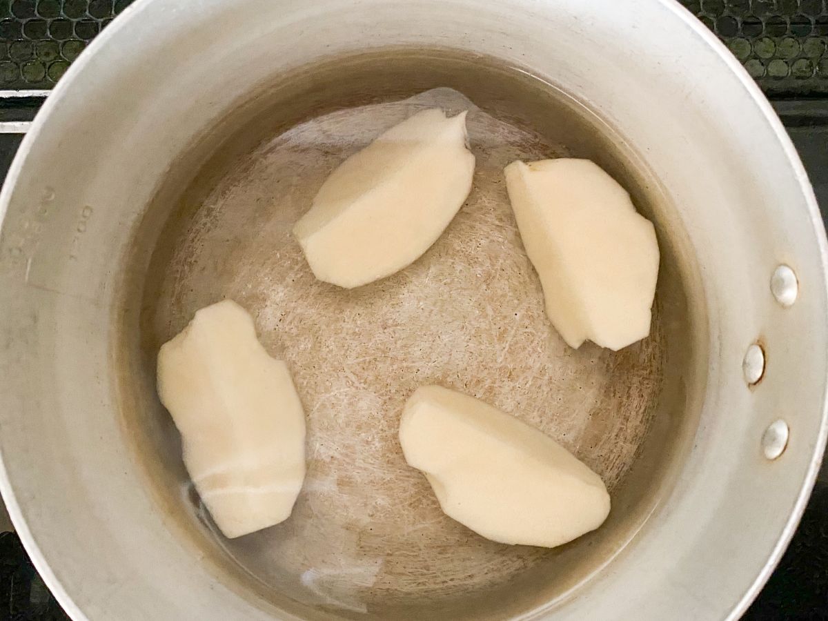 水から茹でると、鍋の中の温度と一緒に、じゃがいももゆっくり温まっていきます。