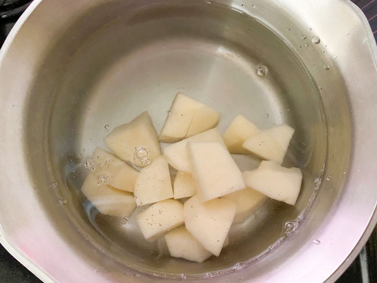 1)じゃがいもをお好みの大きさに切って鍋に入れ、かぶるくらいまで水を注ぎます。