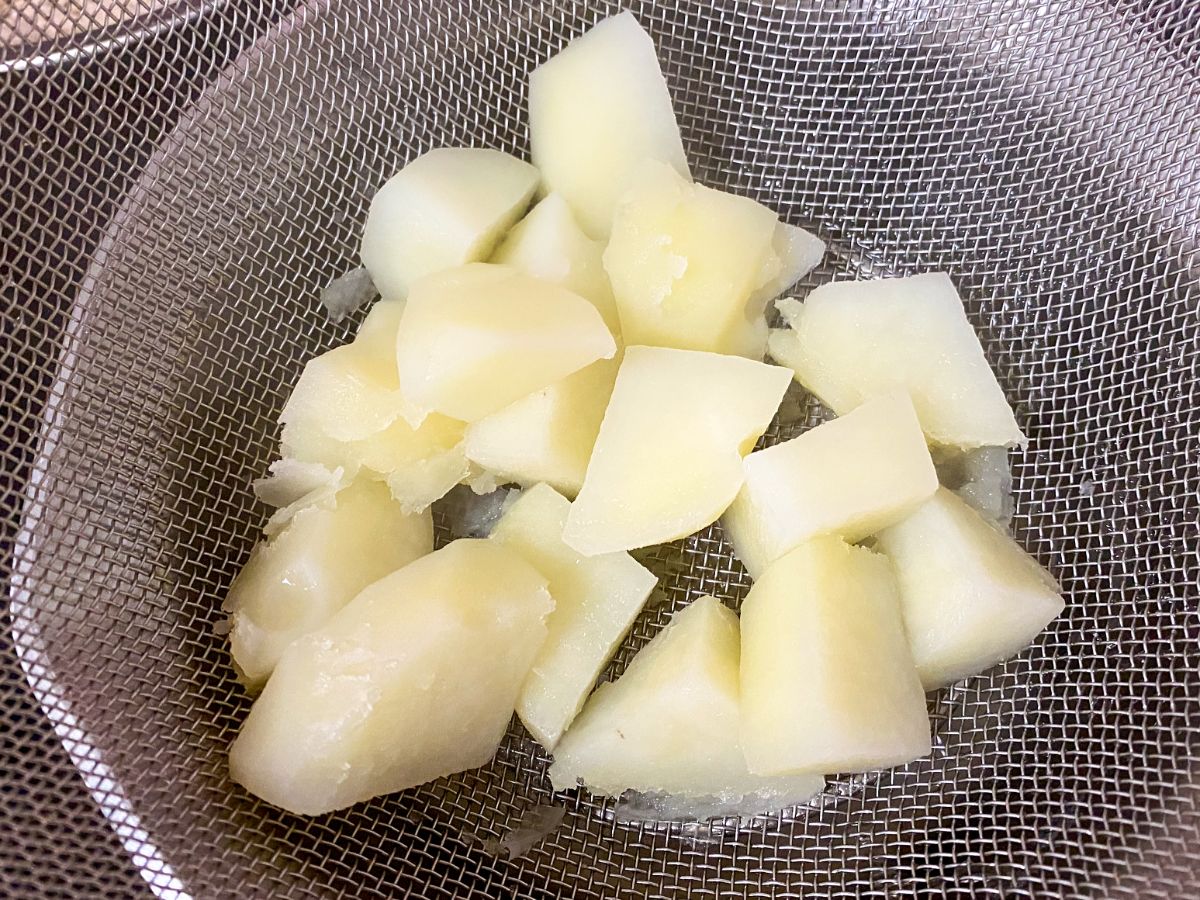 3)竹串を刺してスッと通ったら、ザルにあげて湯を切ります。