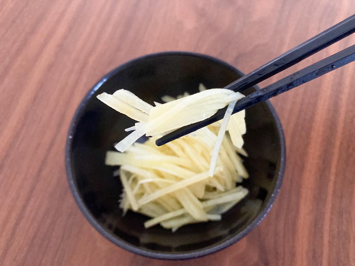 ひと口食べると、千切りにしたじゃがいものシャキシャキとした歯ざわりを楽しめます。