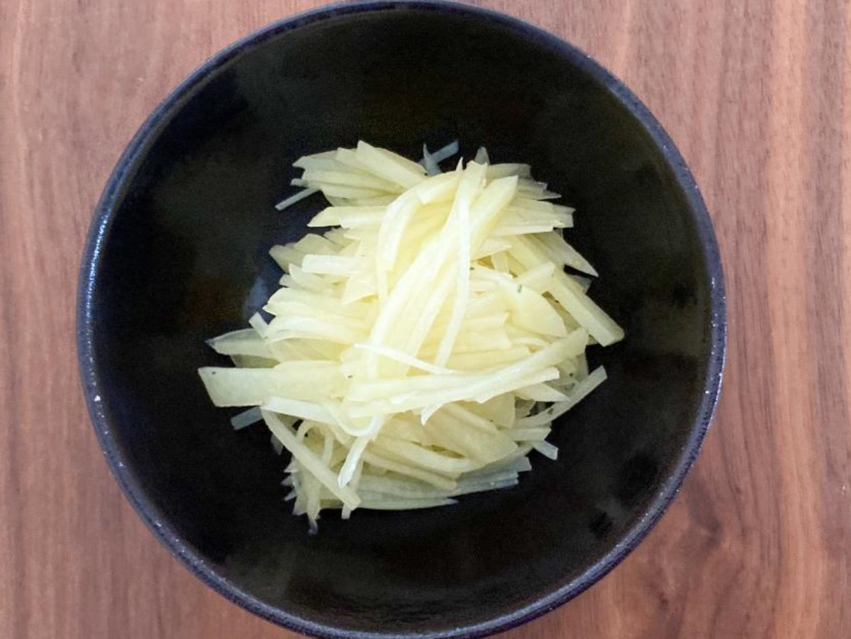 そこでご紹介したいのが、千切りのじゃがいもを酢で和える「じゃがいものマリネ」です。