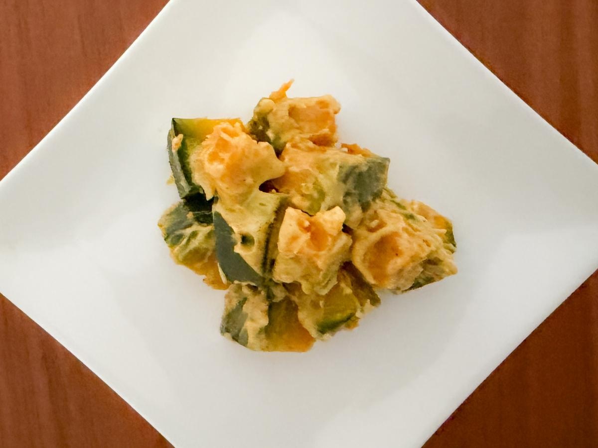 カレーマヨあえ07_白い角皿に盛ったかぼちゃのカレーマヨ和え