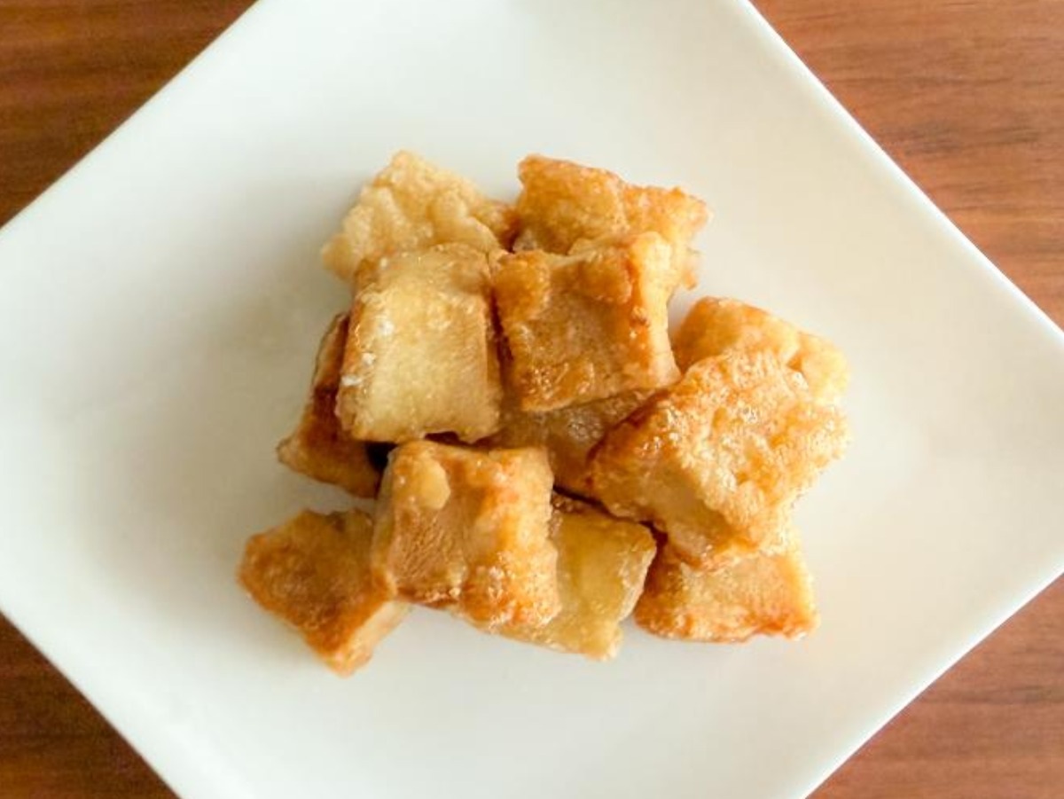 高野豆腐唐揚げ14_揚げ焼きにした高野豆腐を皿に盛る
