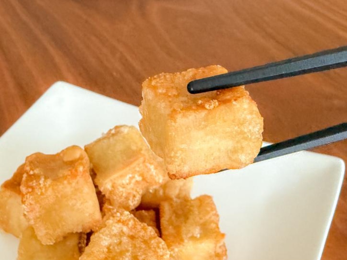 高野豆腐唐揚げ18_箸で高野豆腐の唐揚げをつまむ・その2